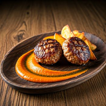 Кюфтета от свинско месо с картофи по селски и лютеница 300 гр. 