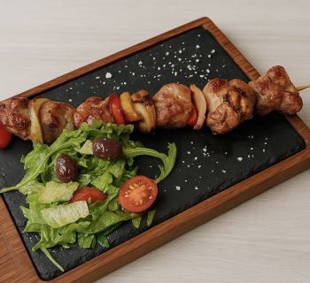 Свински шиш със зеленчуци на JOSPER и свежа салата 350 гр.