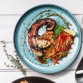 Октопод в азиатски стил върху пикантни нудли със зеленчуци и сусам 250 гр