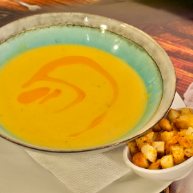 Крем супа от моркови с билкови крутони 300 гр. 